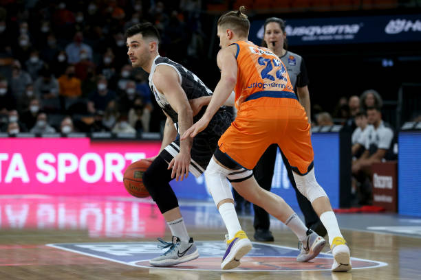 虽然他的身 虽然他的身